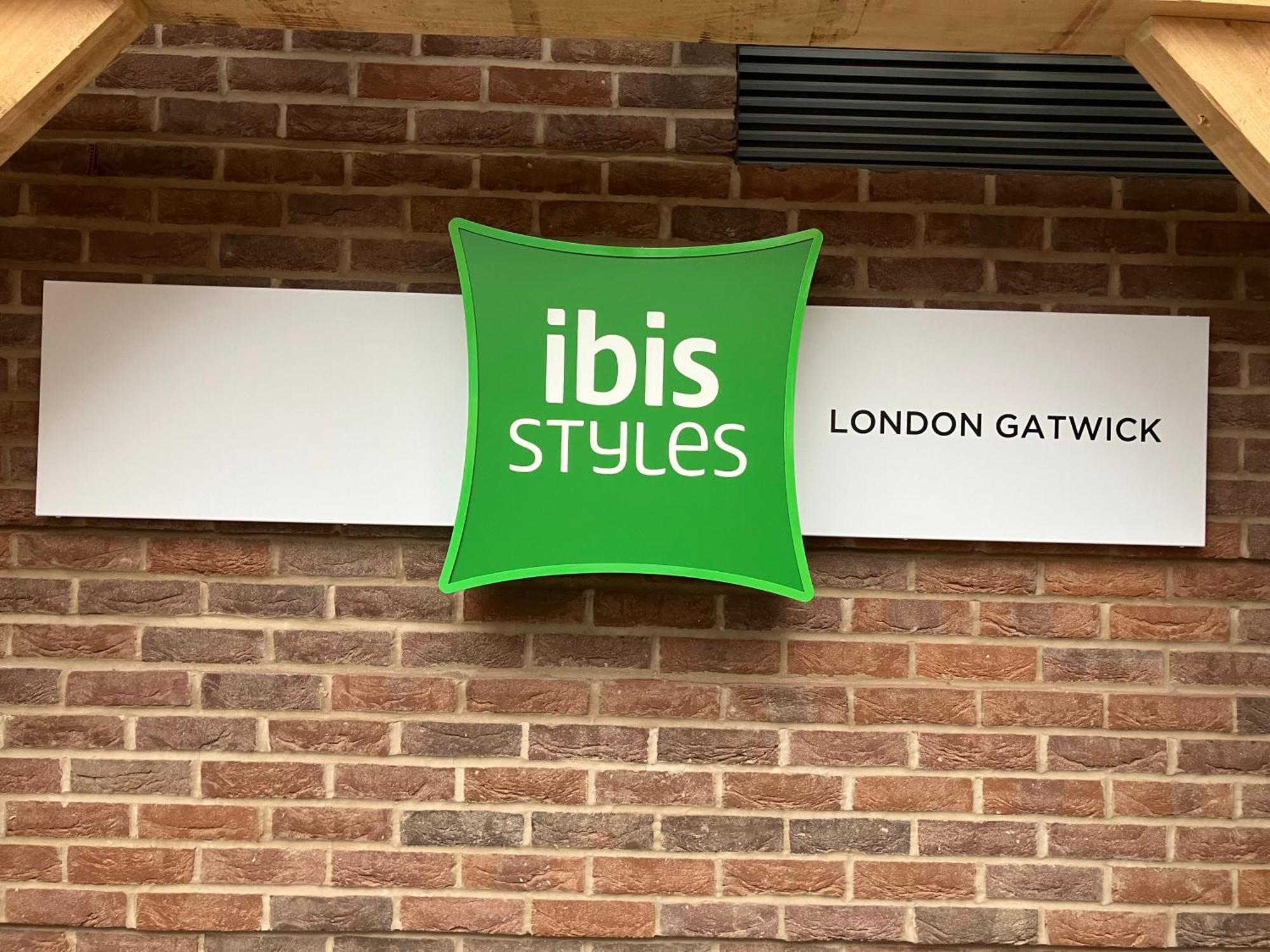 Hotel Ibis Styles London Gatwick Airport Crawley  Exterior foto