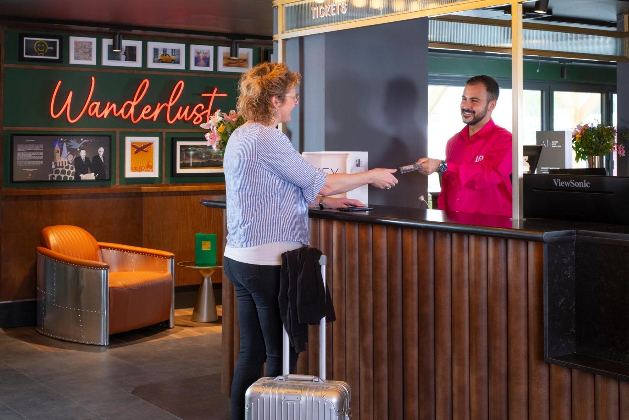 Hotel Ibis Styles London Gatwick Airport Crawley  Exterior foto